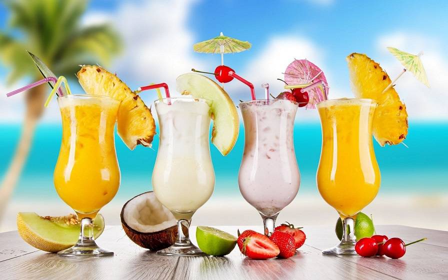 summer-cocktail-fresh-fruit-juice-on-beach